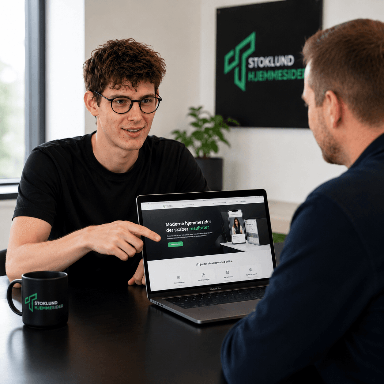Klient ser en hjemmeside løsning på en computer